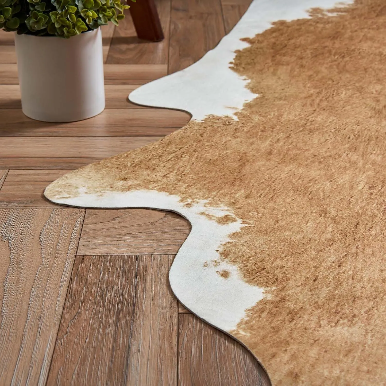 jinchan Faux Cowhide Rug Cow Print Living Room Area Rug Floor Cover Cow Hide Brindle Animal Skin Alternative Indoor Carpet Bedroom Apartment Western Theme Safari Decor Brown 5x7