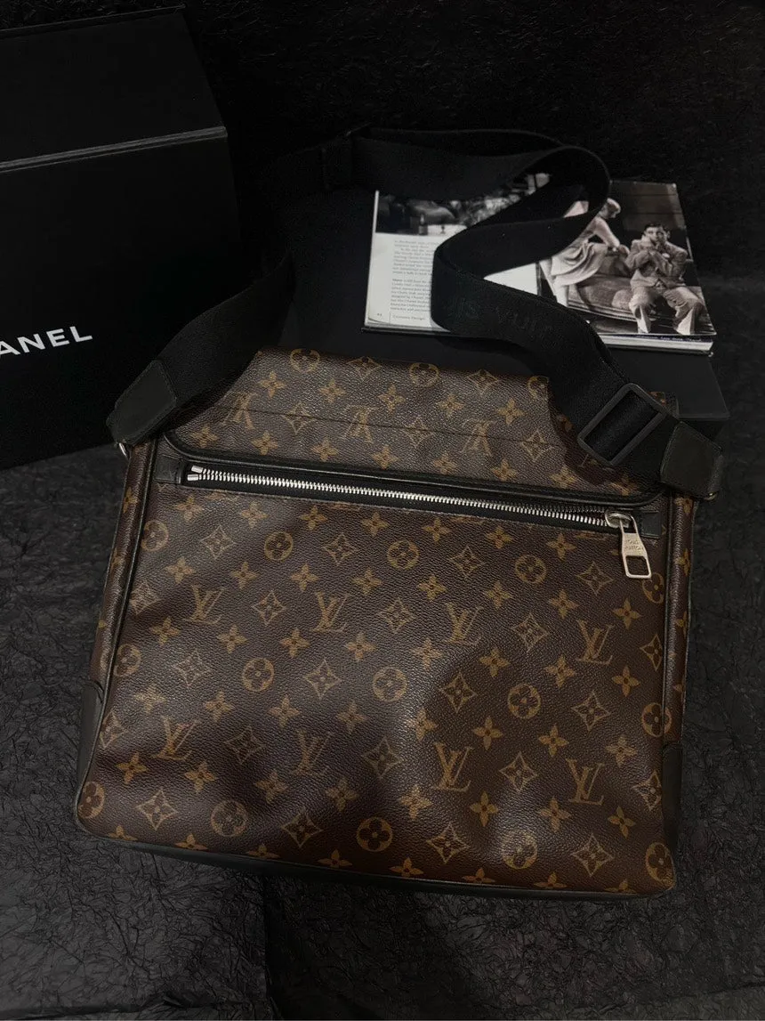 LOUIS VUITTON Classic Vintage Monogram Brown Crossbody Messenger Bag