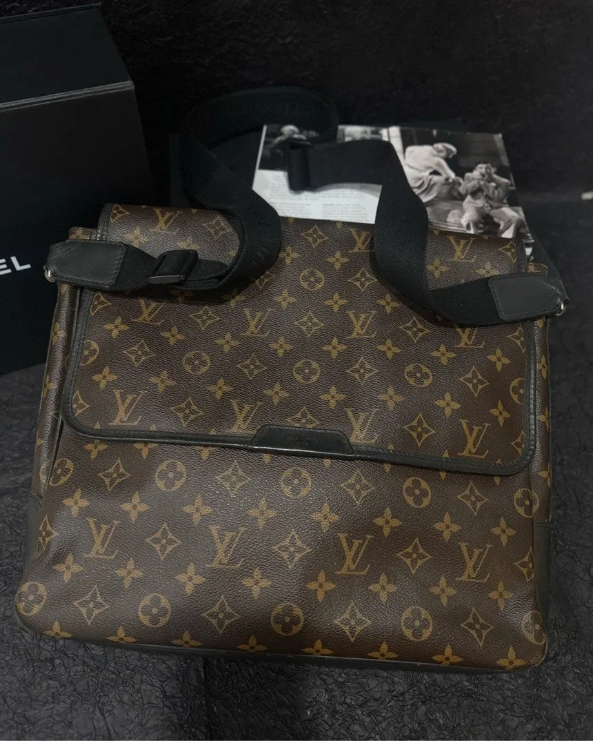LOUIS VUITTON Classic Vintage Monogram Brown Crossbody Messenger Bag