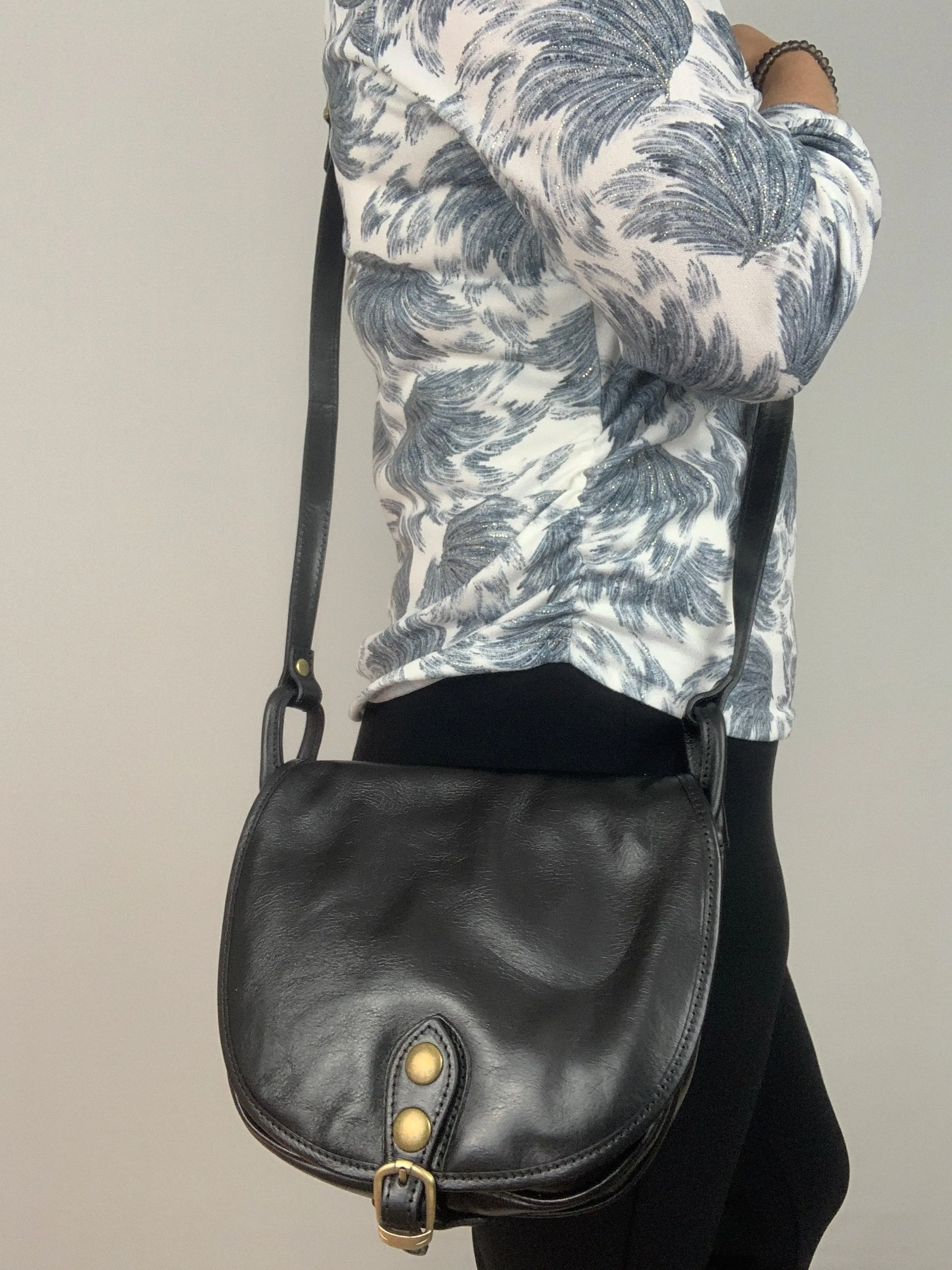 ROME - Italian Genuine leather messenger bag - black