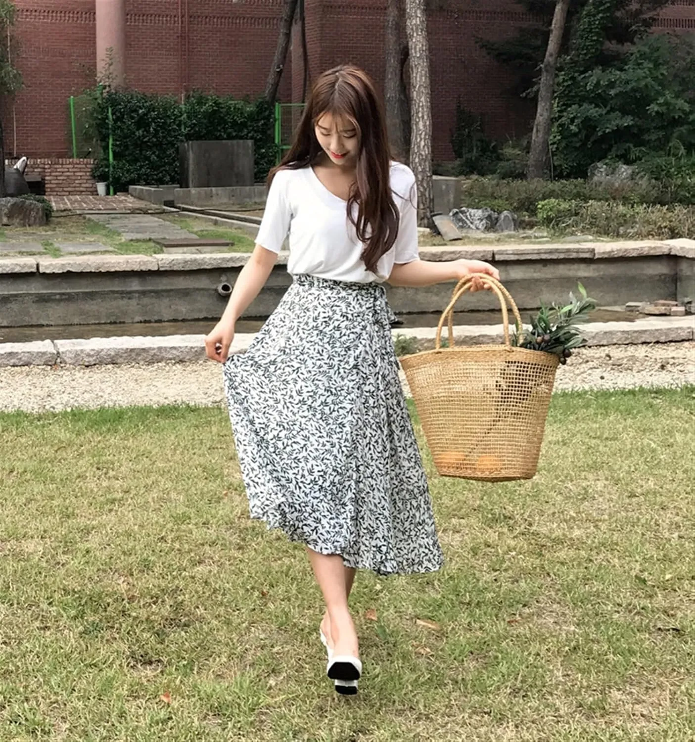 WOLWES Weaving Bag Ultra -fire Hollow Woven Hand -Raised Woven Bag Ducts and Basket Yellow Grass Editing Bag
