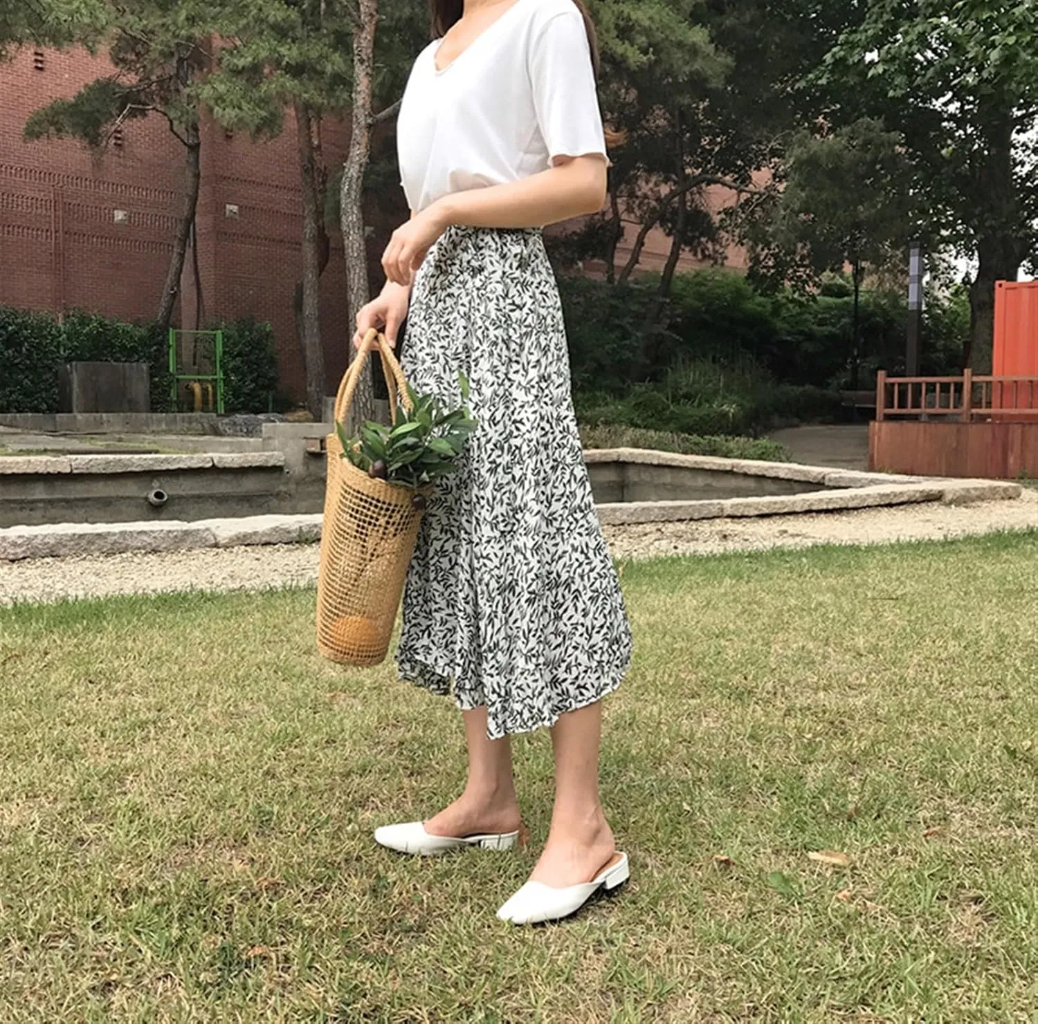 WOLWES Weaving Bag Ultra -fire Hollow Woven Hand -Raised Woven Bag Ducts and Basket Yellow Grass Editing Bag