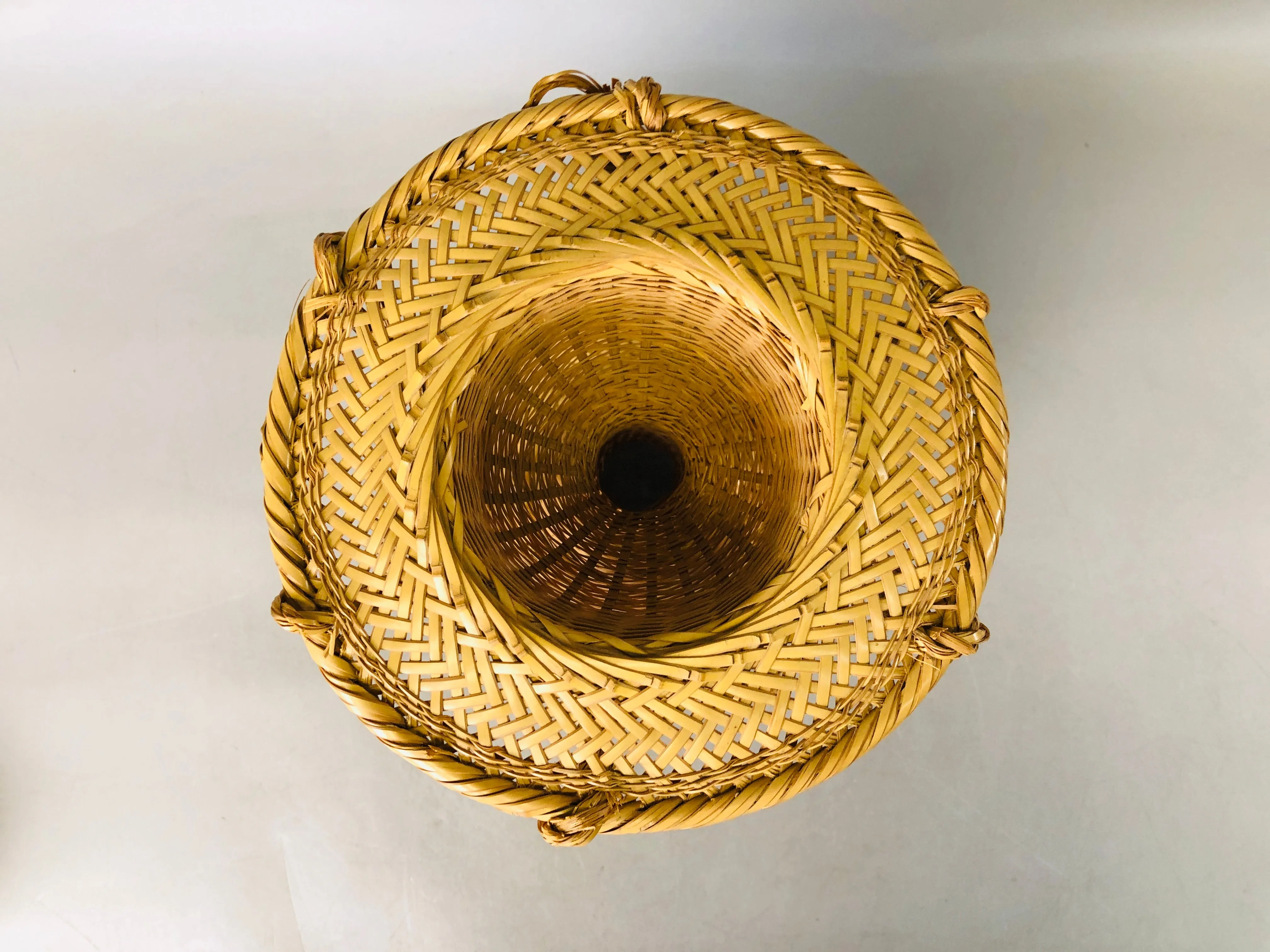 Y6877 [VIDEO] Bamboo Woven Basket signed box Japan ikebana floral arrangement interior