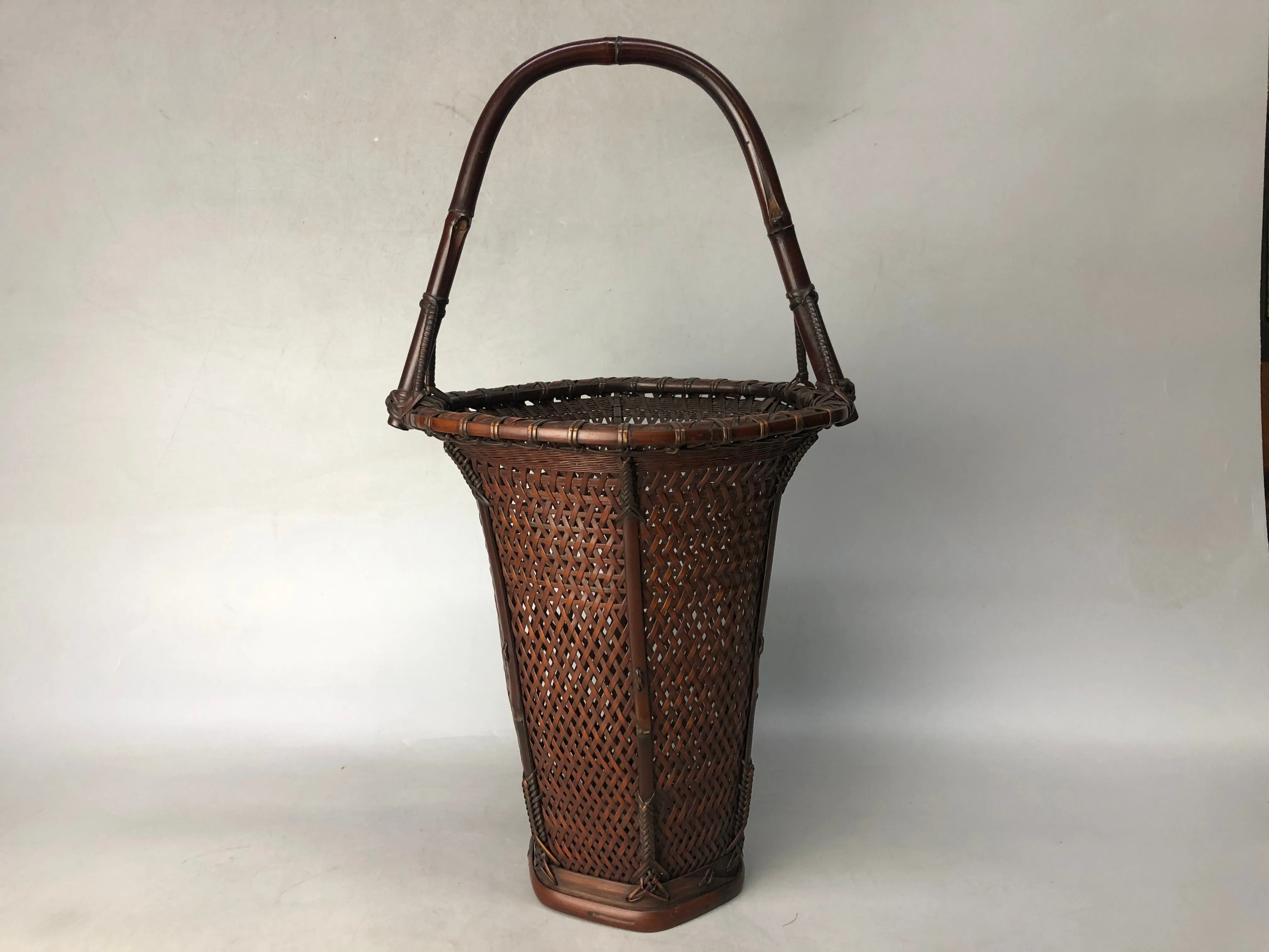 Y8443 Bamboo Woven Basket Flower vase signed Japan Ikebana floral arrangement