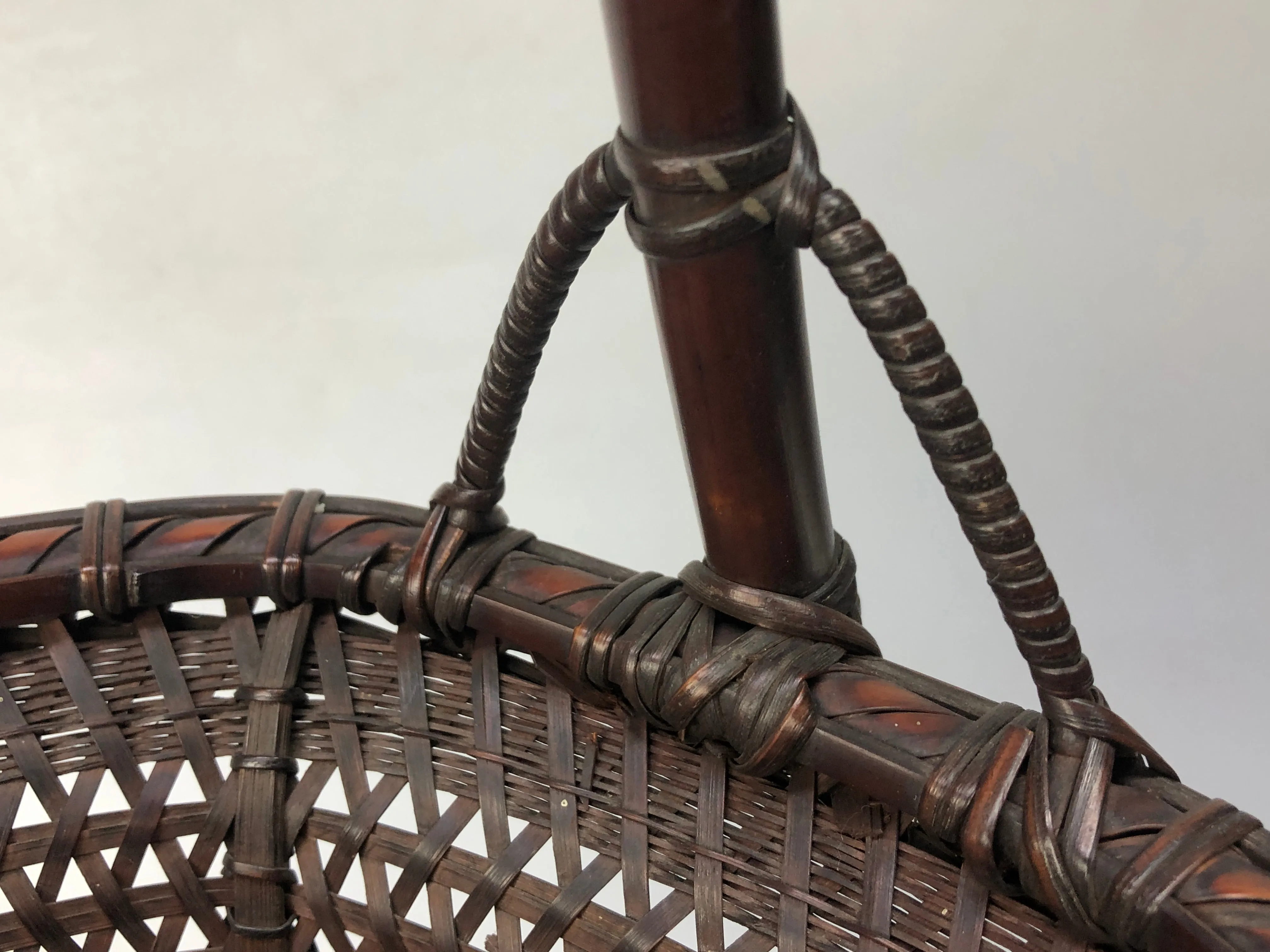 Y8443 Bamboo Woven Basket Flower vase signed Japan Ikebana floral arrangement