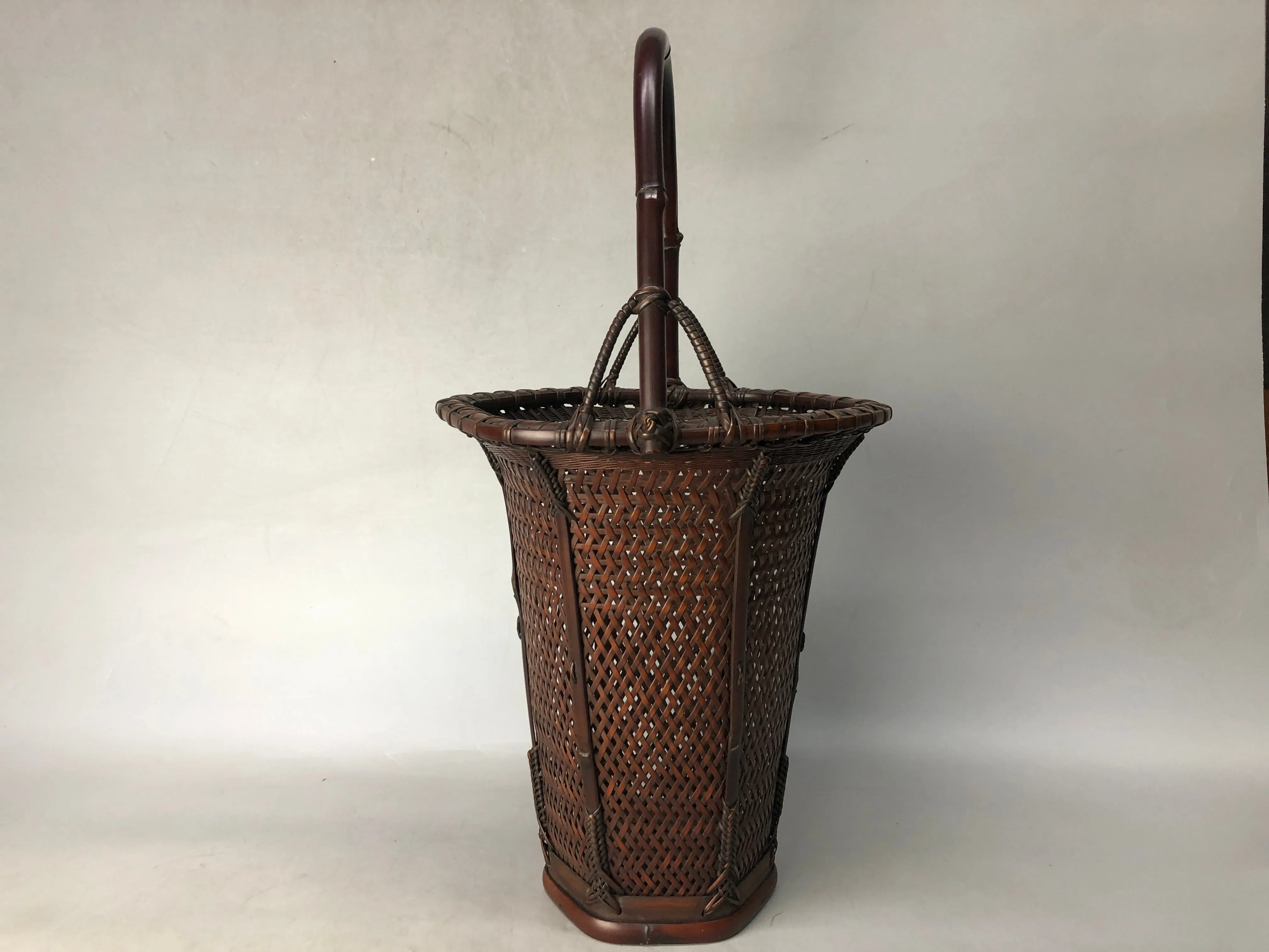 Y8443 Bamboo Woven Basket Flower vase signed Japan Ikebana floral arrangement