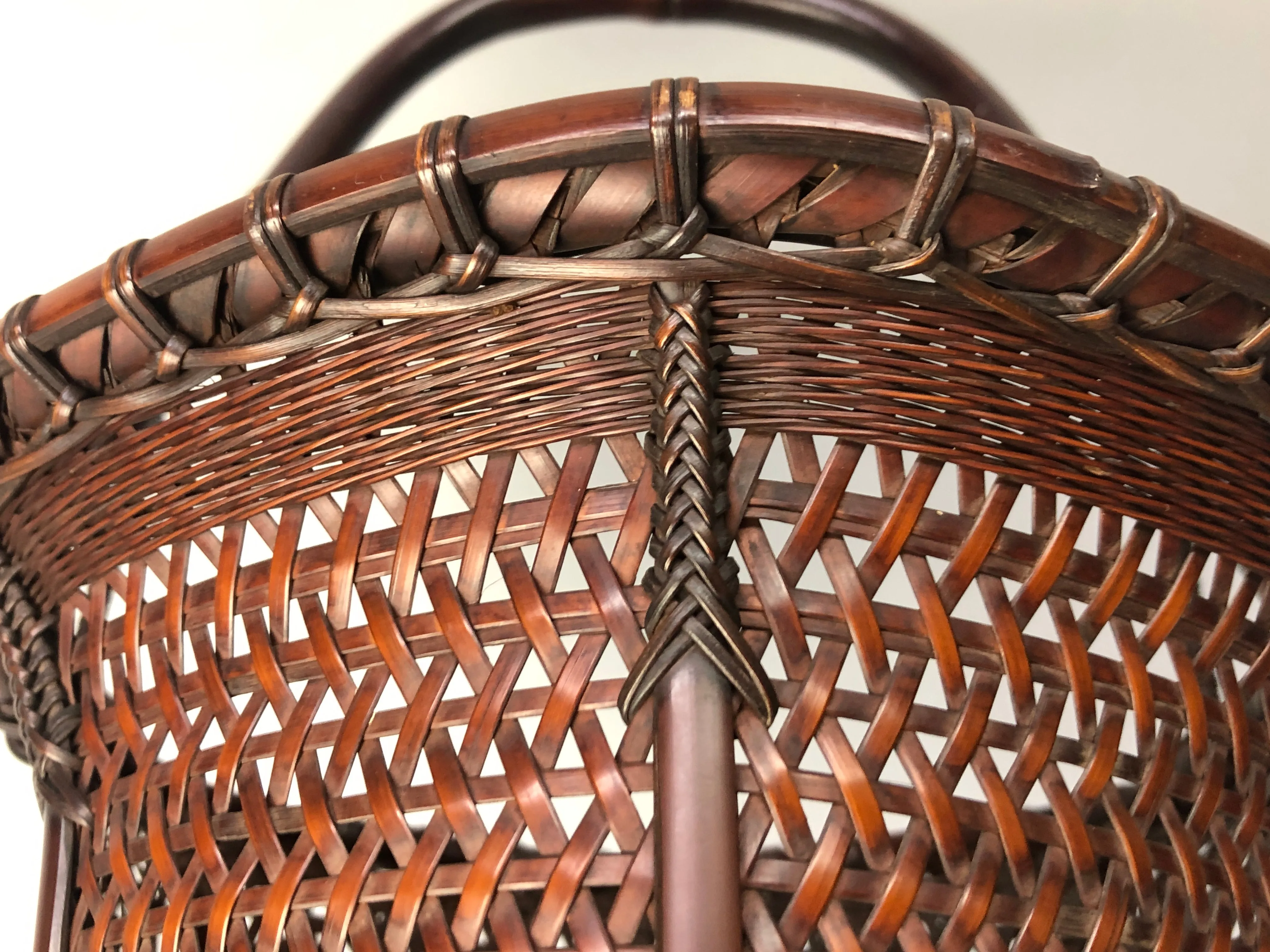 Y8443 Bamboo Woven Basket Flower vase signed Japan Ikebana floral arrangement