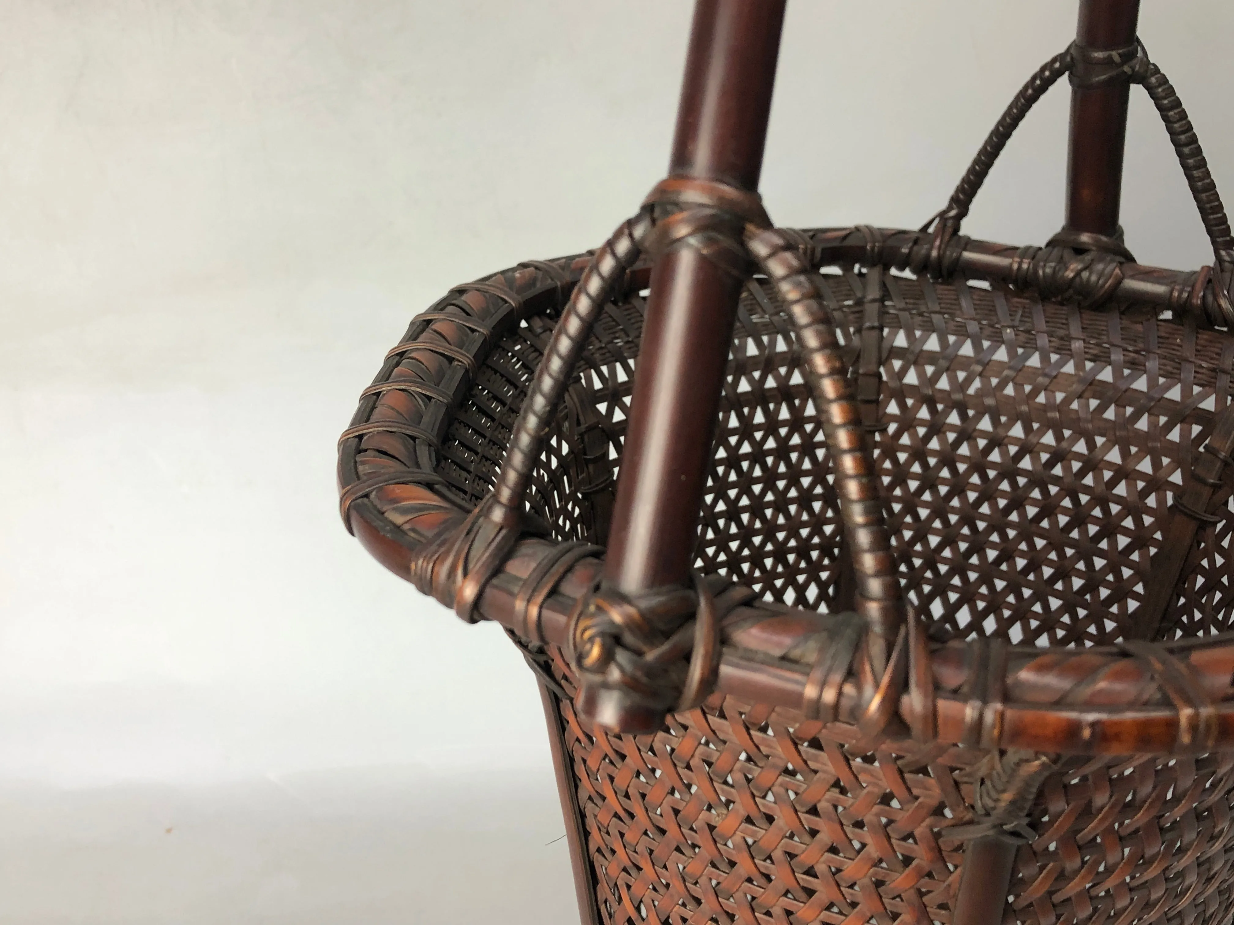 Y8443 Bamboo Woven Basket Flower vase signed Japan Ikebana floral arrangement