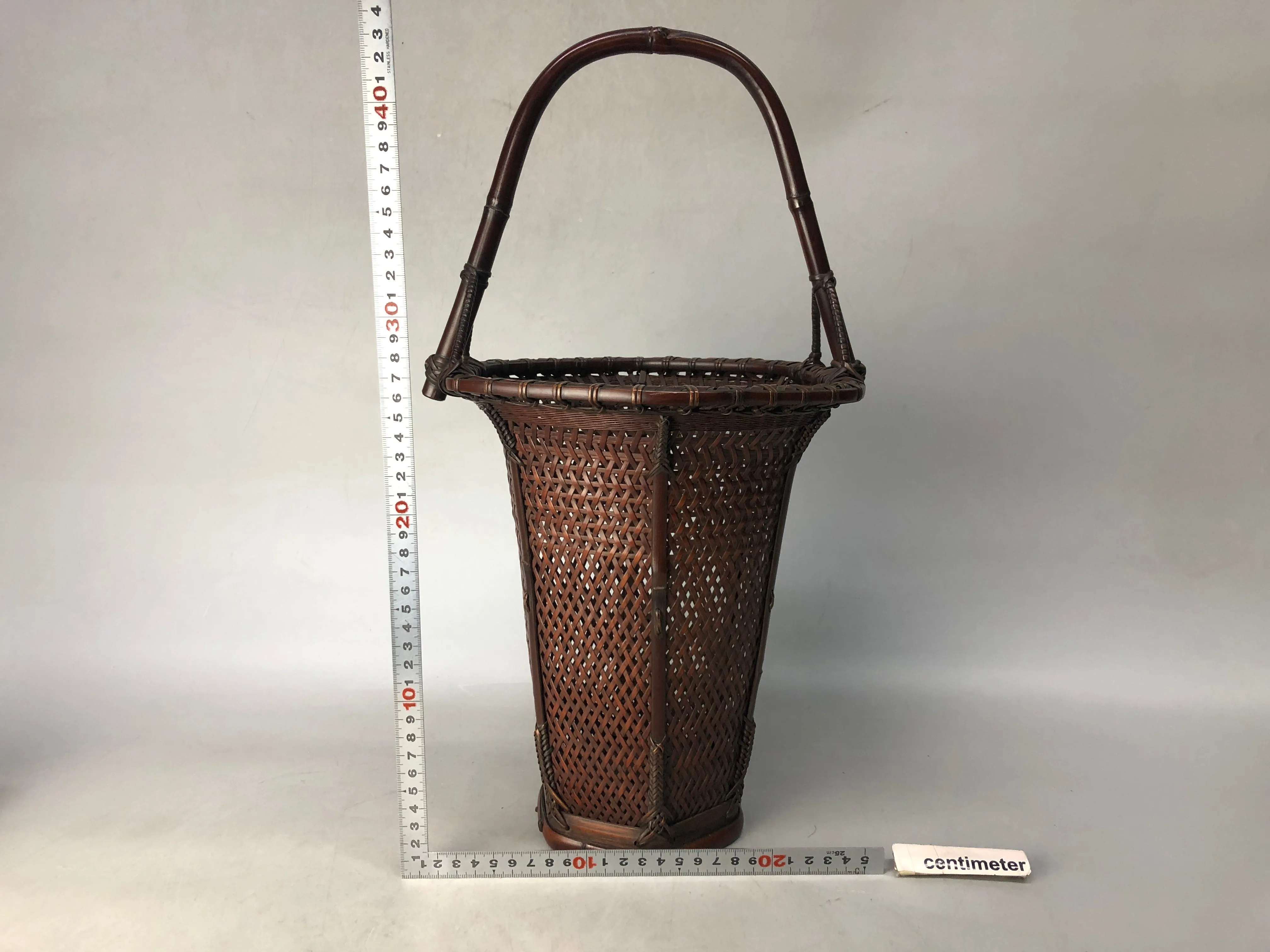 Y8443 Bamboo Woven Basket Flower vase signed Japan Ikebana floral arrangement